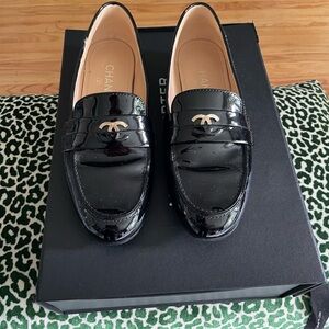 CHANEL size 39 black patent leather CC logo slip on loafers